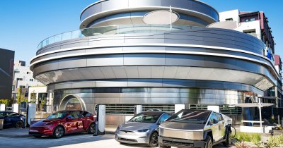 Tesla Devotees Camp Out for Musk's Hollywood Diner Debut
