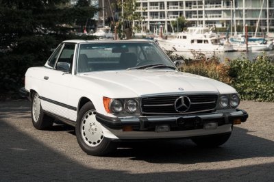 Timeless Elegance: 1988 Mercedes-Benz 560SL with Low Mileage Surfaces